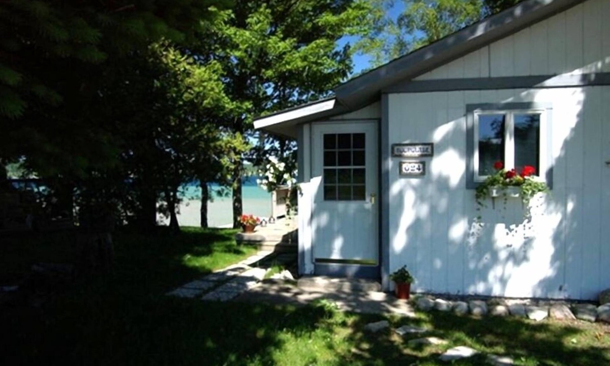 Suttons Bay Cottage | Moonglade Cottage 2 Bed/1BTH - waterfront and in the heart of wine country!