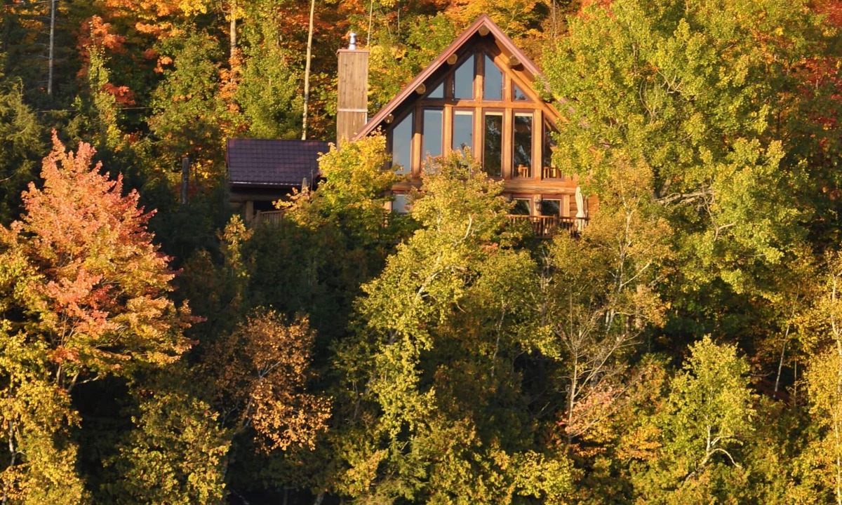 Val-des-Monts Cottage | Moonlit Peak Chalet: Stunning Lakefront w/hot tub