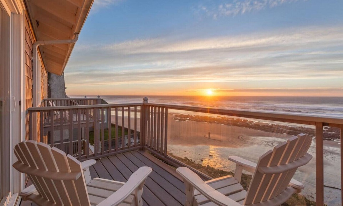 Lincoln City Apartment | Moonraker -Oceanfront, balcony, kitchen, fireplace