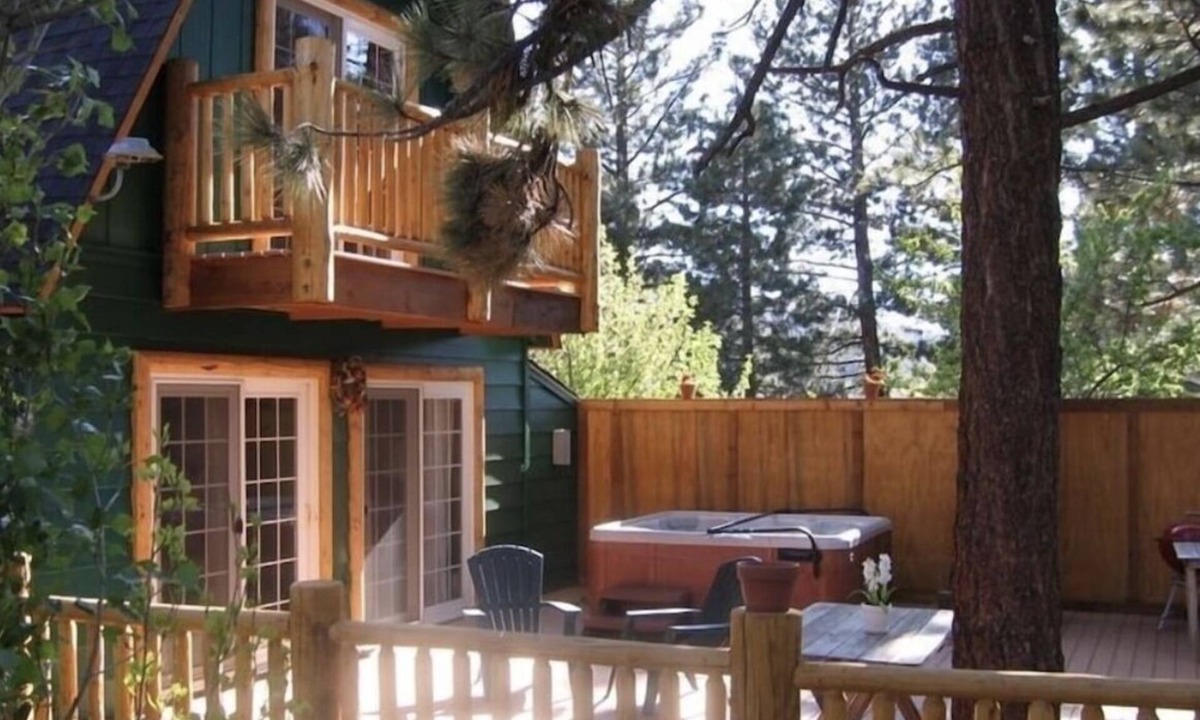 Upper Moonridge Cabin | Moonridge Ozone Spa Cabin- Pets are Free! Enclosed deck, Flat parking 2026-0155