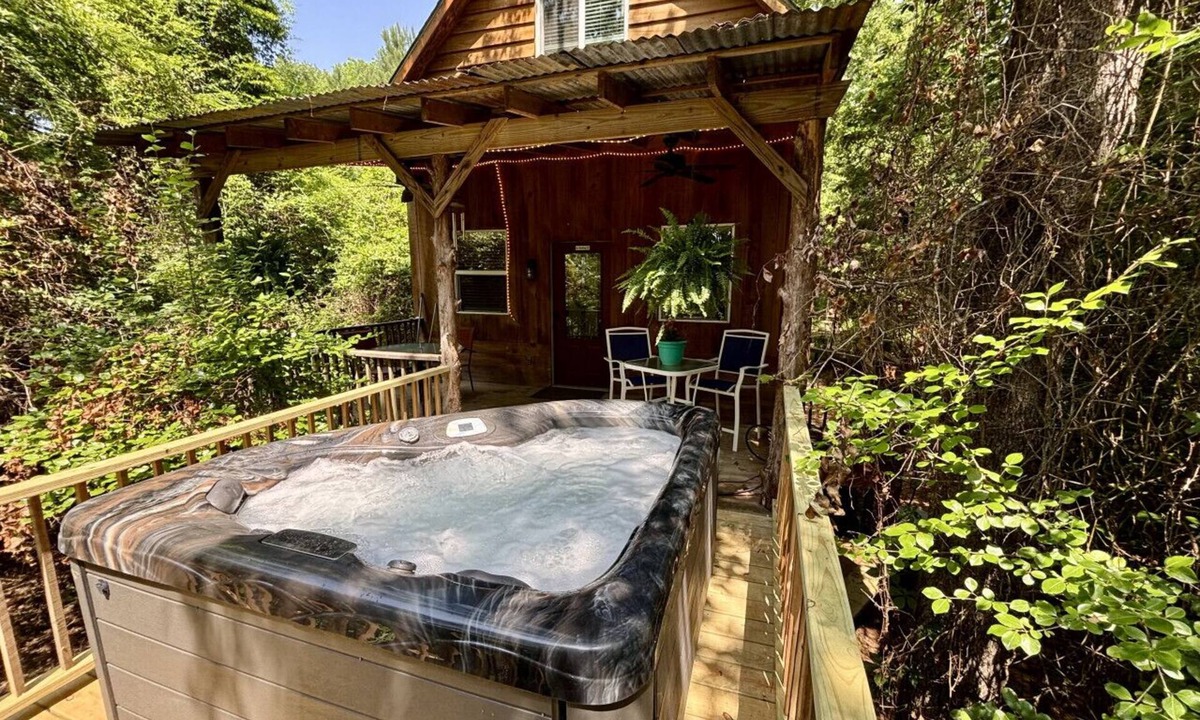Flint Cabin | MoonRiver Romantic Lake Escape: HOT TUB & FIre Pit