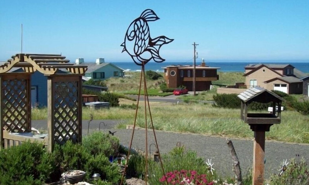 Bayshore House | Moonstruck Mermaid Fenced Yard Pet Friendly Ocean View Hot Tub Wifi Cable