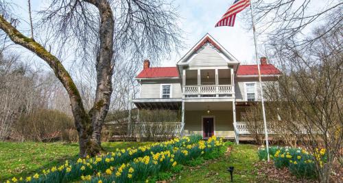 Edray Hotel | Moore House Inn & Cabins