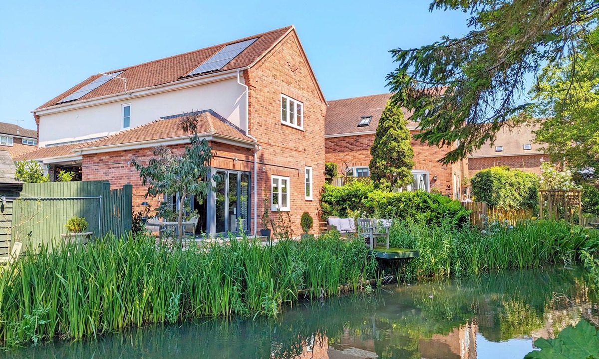 Wickham Cottage | Moorhen Lodge - a town house that sleeps 6 guests in 2 bedrooms