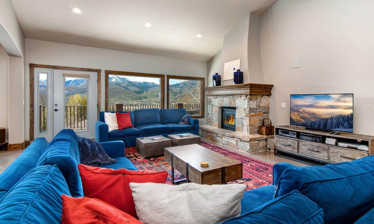 Summit Park House | Moose Mgmt at 2505: 5 BR-Sleeps 14-Pvt Hot Tub, Views! Grill, Parking
