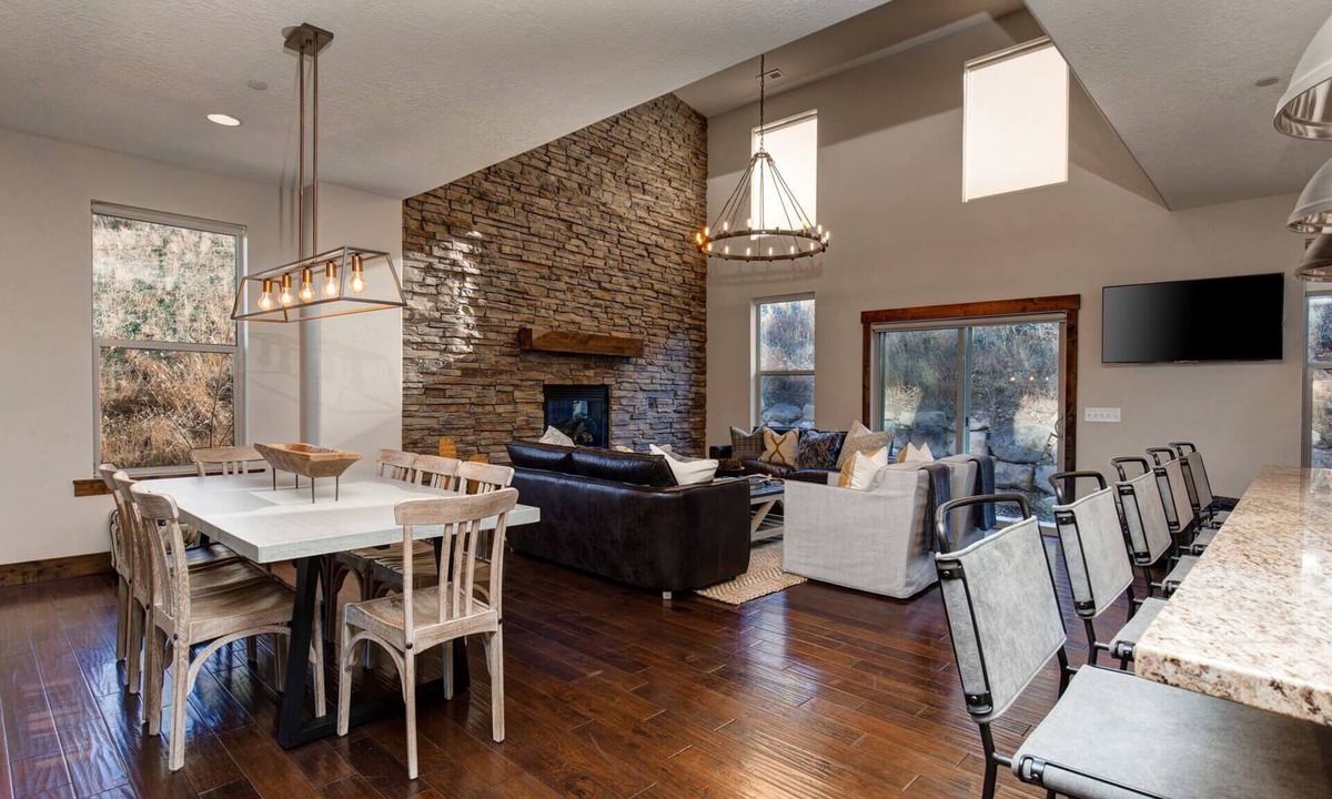 Park City House | Moose Mgmt at Retreat 811: King Bed-Pool-Free Bus Route- Pvt Hot Tub-BBQ-Garage