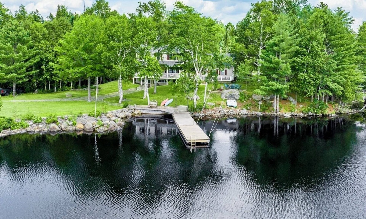 Beaver Cove House | Moosehead Lakefront|Hot Tub|Pet Friendly|Private Dock|Fast WIFI|Personal chef
