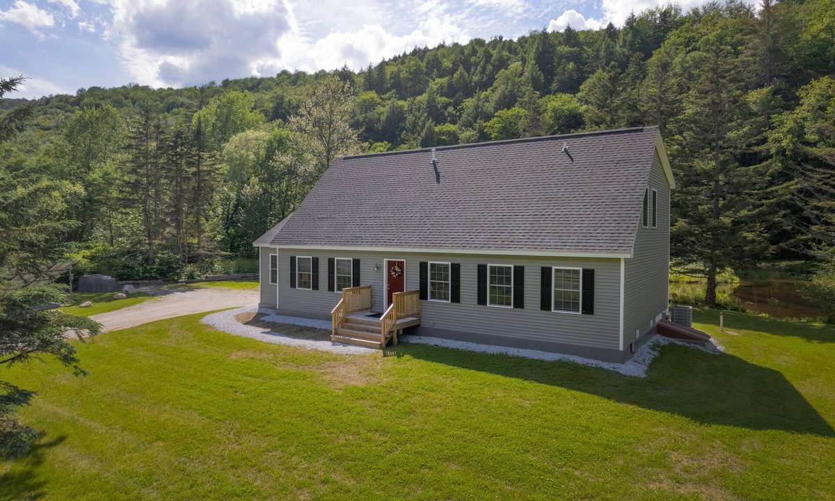 West Bridgewater House | MooseRun| Mesmerizing 3BR Home in Dreamy Location!