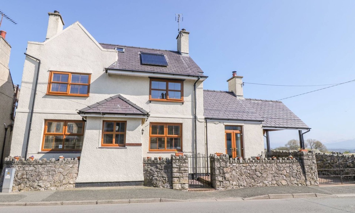 Newborough House | MORANNEDD, pet friendly, with open fire in Newborough