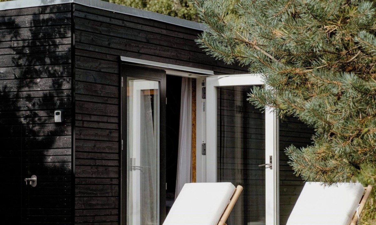 Yderby House | Morning sun and starry sky from bed