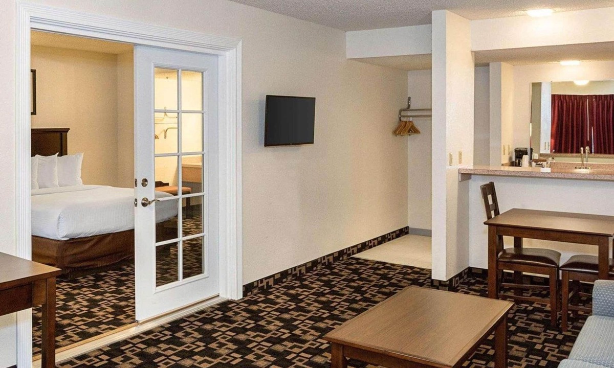 Cornwall Park Hotel | MorningGlory Inn & Suites