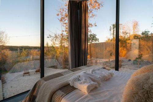 Oakhurst House | Moss - Zen Mirror Cabin, Pool, Sunset Views, Firepit