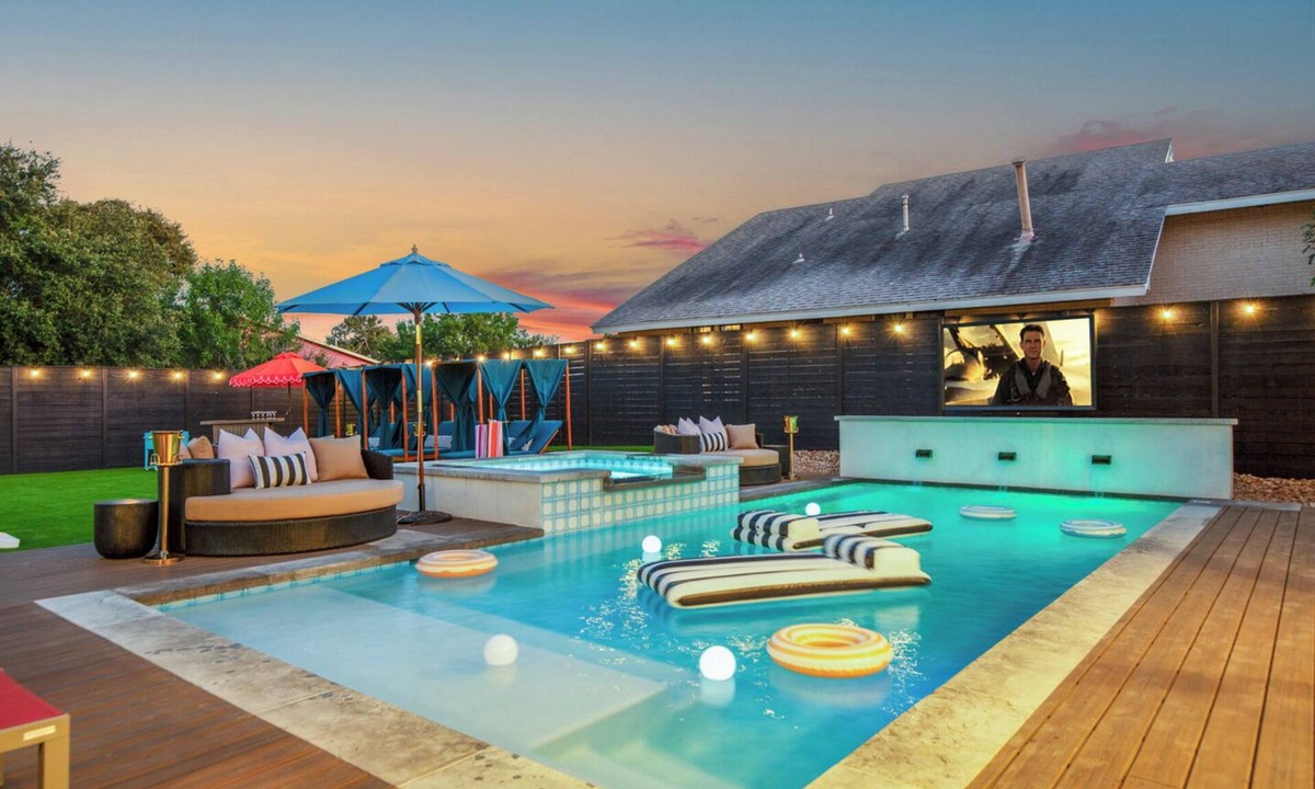 Riverside House | Most EPIC Austin Experience! Sleeps 14 + heated Pool + Spa + Cabanas + Speakeasy