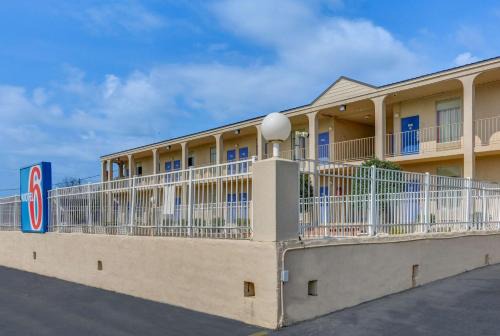 Americus Hotel | Motel 6-Americus, GA