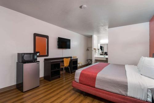 Gadsden Hotel | Motel 6-Attalla, AL