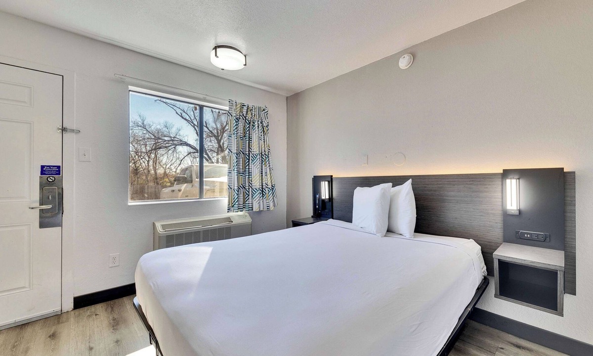 Parker Lane Hotel | Motel 6 Austin, TX - Airport - South
