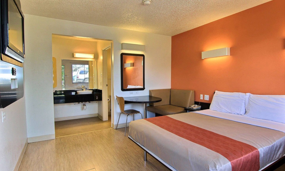 Georgian Acres Hotel | Motel 6 Austin, TX - North Central