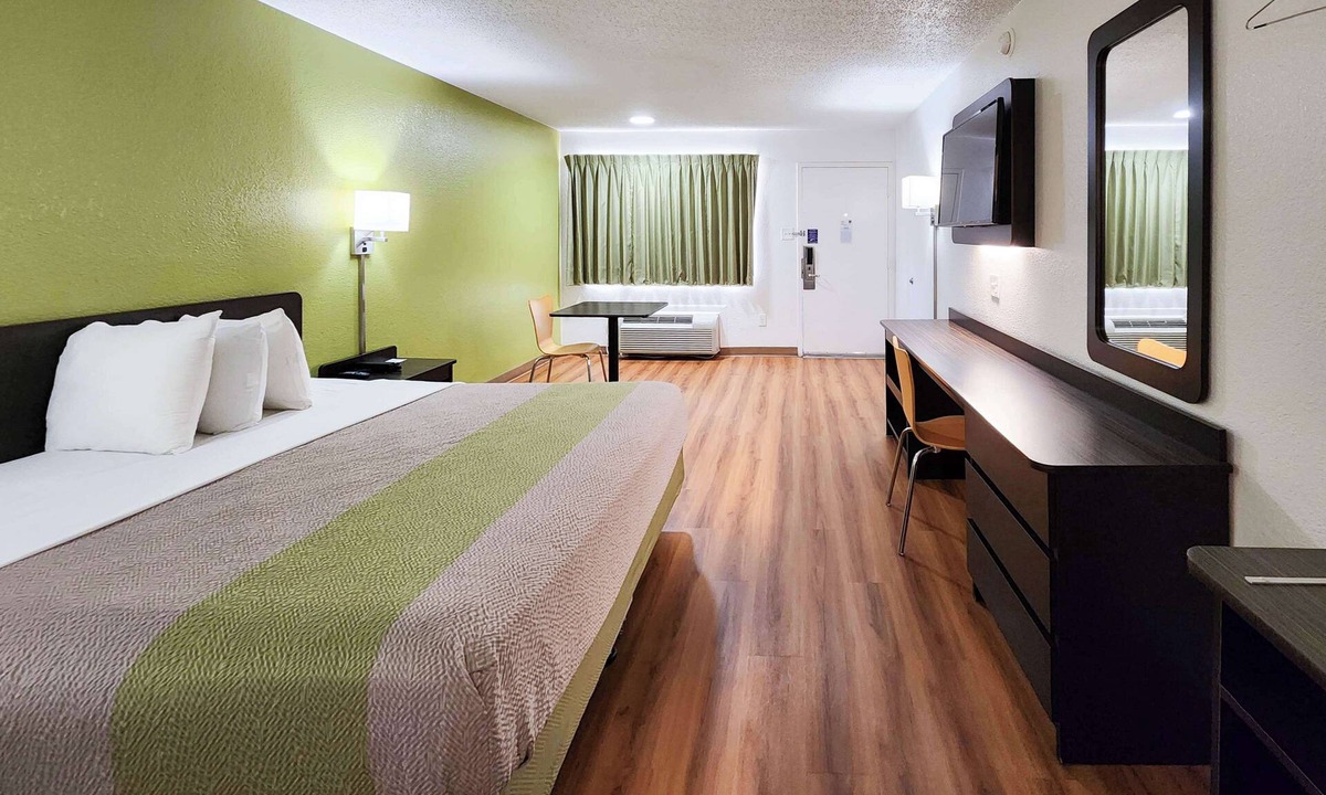 Mont Belvieu Hotel | Motel 6 Baytown, TX - Baytown East