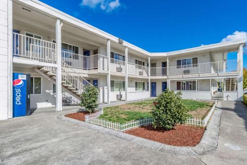 Beaverton Hotel | Motel 6-Beaverton, OR