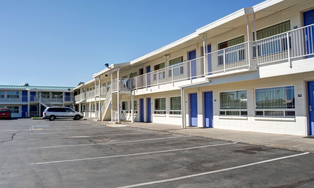 Larkspur Hotel | Motel 6-Bend, or