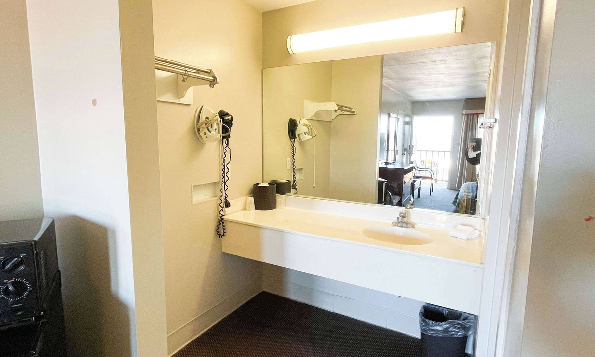 Bracey Hotel | Motel 6 Bracey, VA – I-85