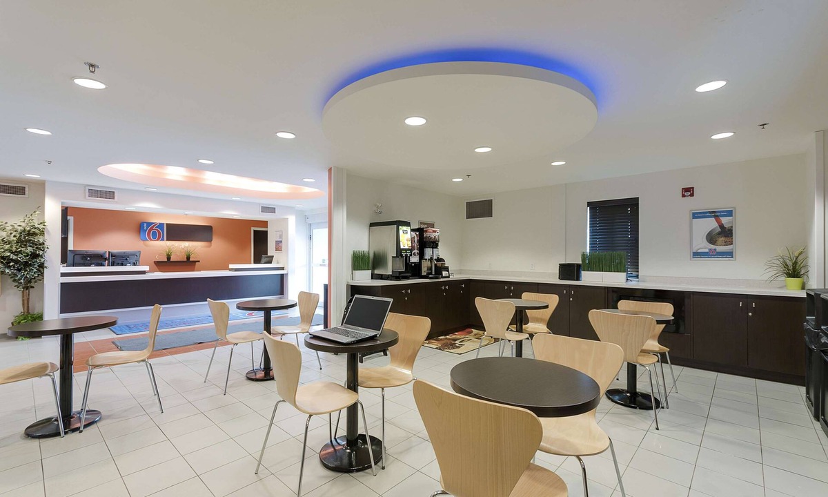 Brandon Hotel | Motel 6 Brandon, MB