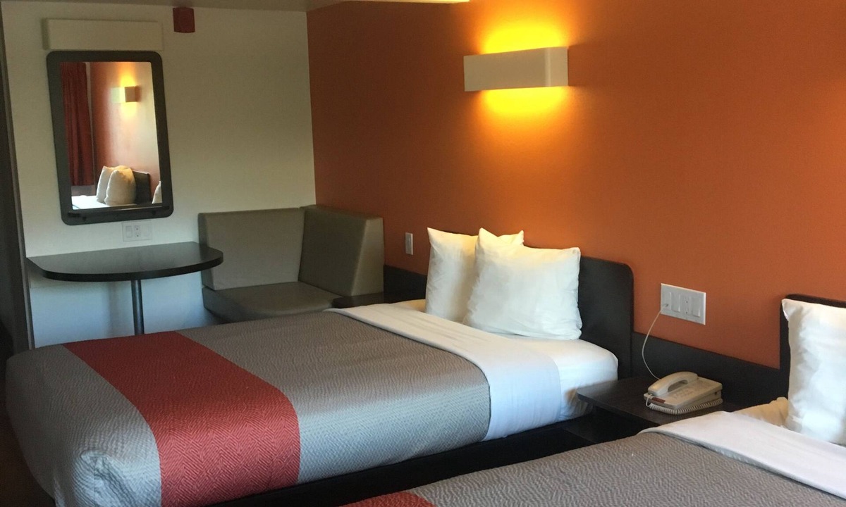 West Hills Hotel | Motel 6 Bremerton, WA