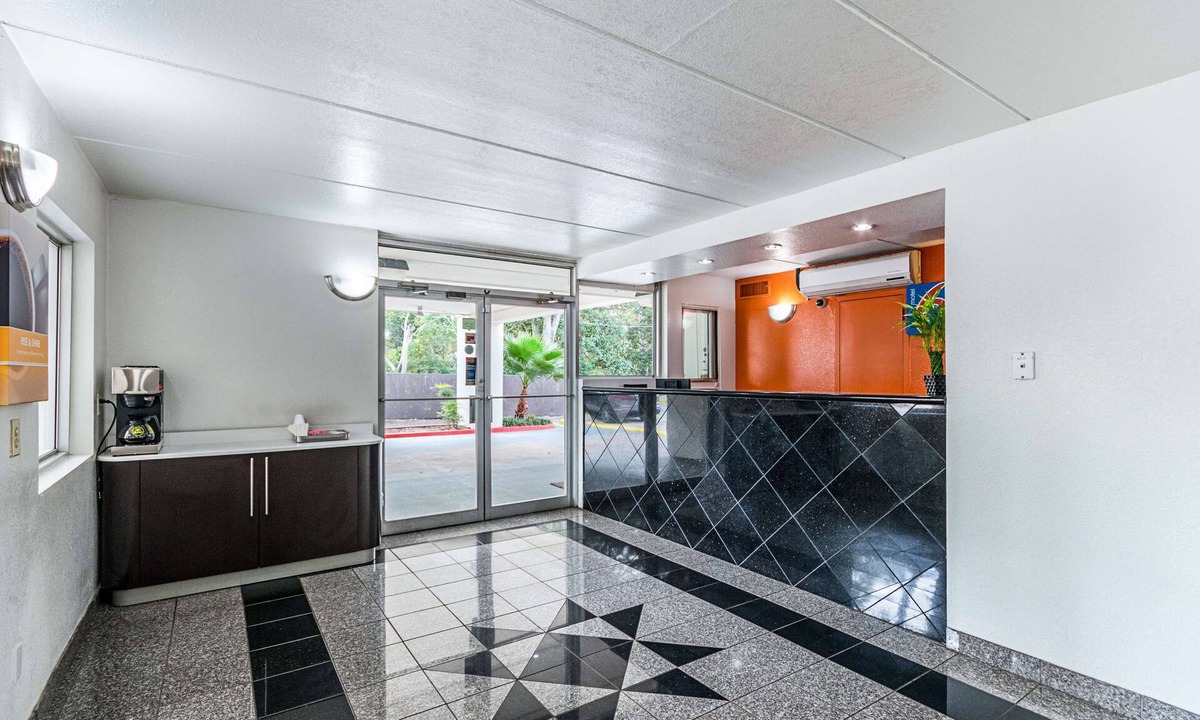 Cleveland Hotel | Motel 6 Cleveland, TX