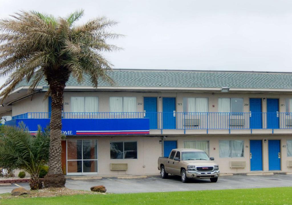 Clute Hotel | Motel 6-Clute, TX