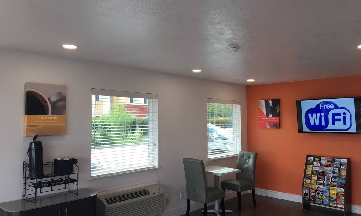 Clute Hotel | Motel 6 Clute, TX