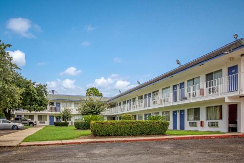 Conroe Hotel | Motel 6-Conroe, TX
