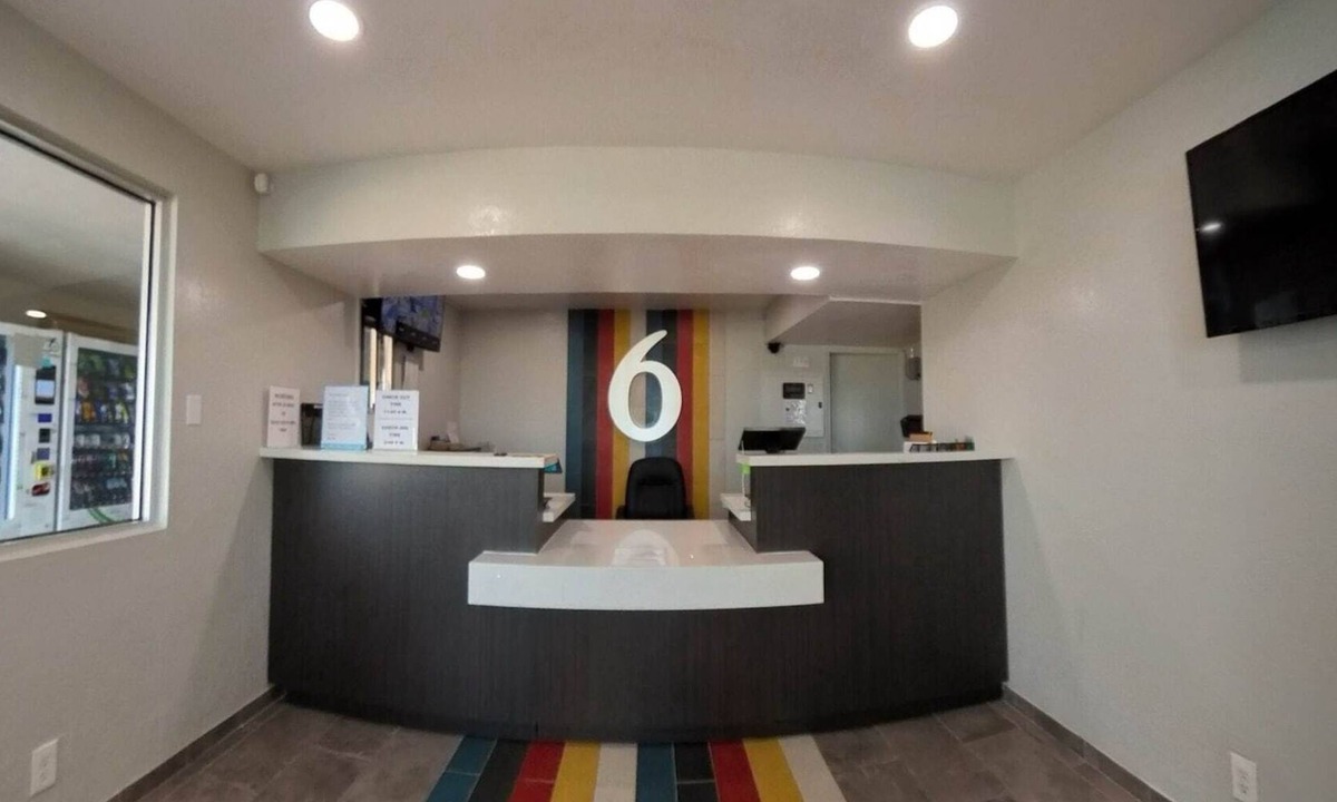 Conroe Hotel | Motel 6 Conroe, TX