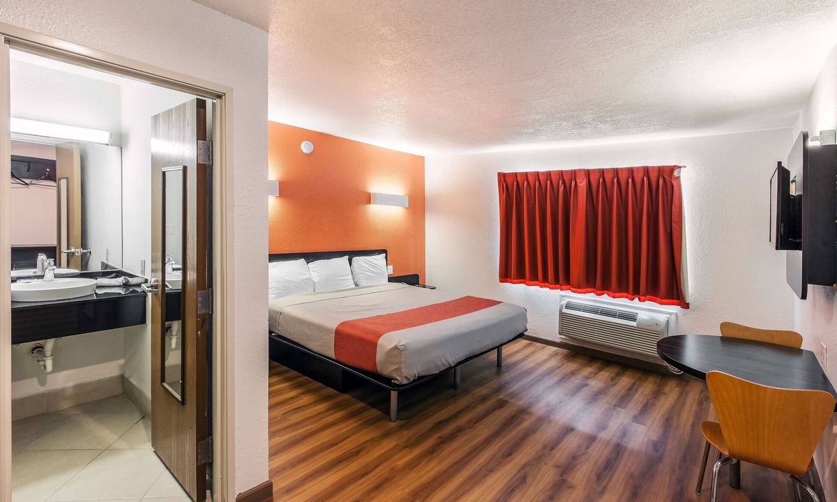 Cedar Crest Hotel | Motel 6 Dallas, TX - South