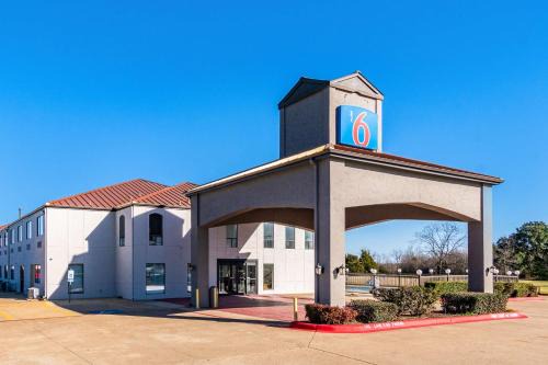 Ennis Hotel | Motel 6-Ennis, TX