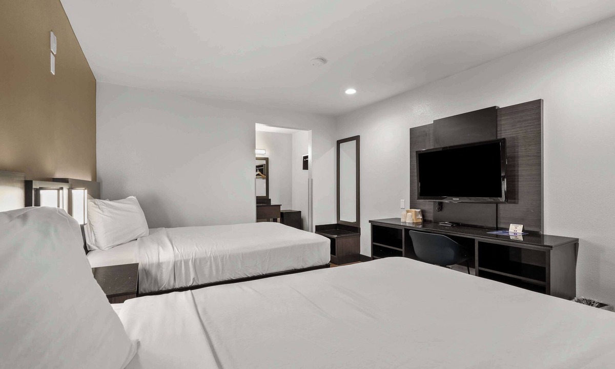 Central Escondido Hotel | Motel 6 Escondido, CA