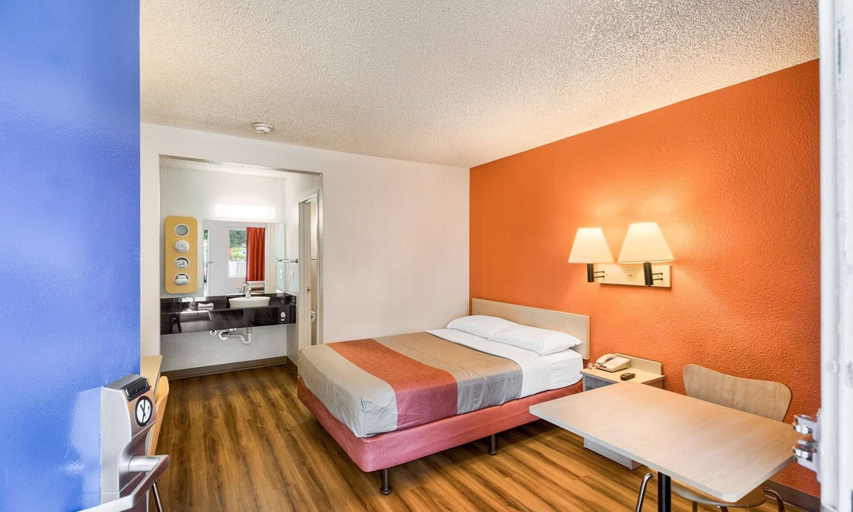 Paine Field-Lake Stickney Hotel | Motel 6 Everett, WA - South