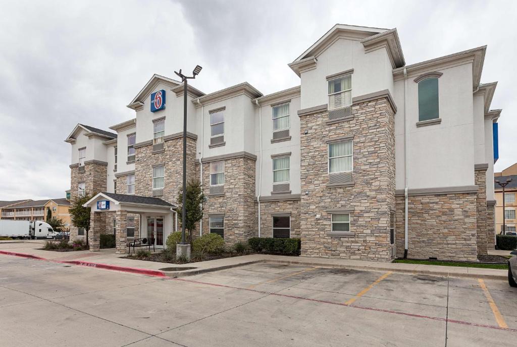 Fossil Creek Hotel | Motel 6-Fort Worth, TX