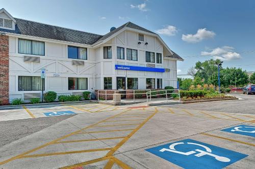 Glenview Hotel | Motel 6-Glenview, IL - Chicago North