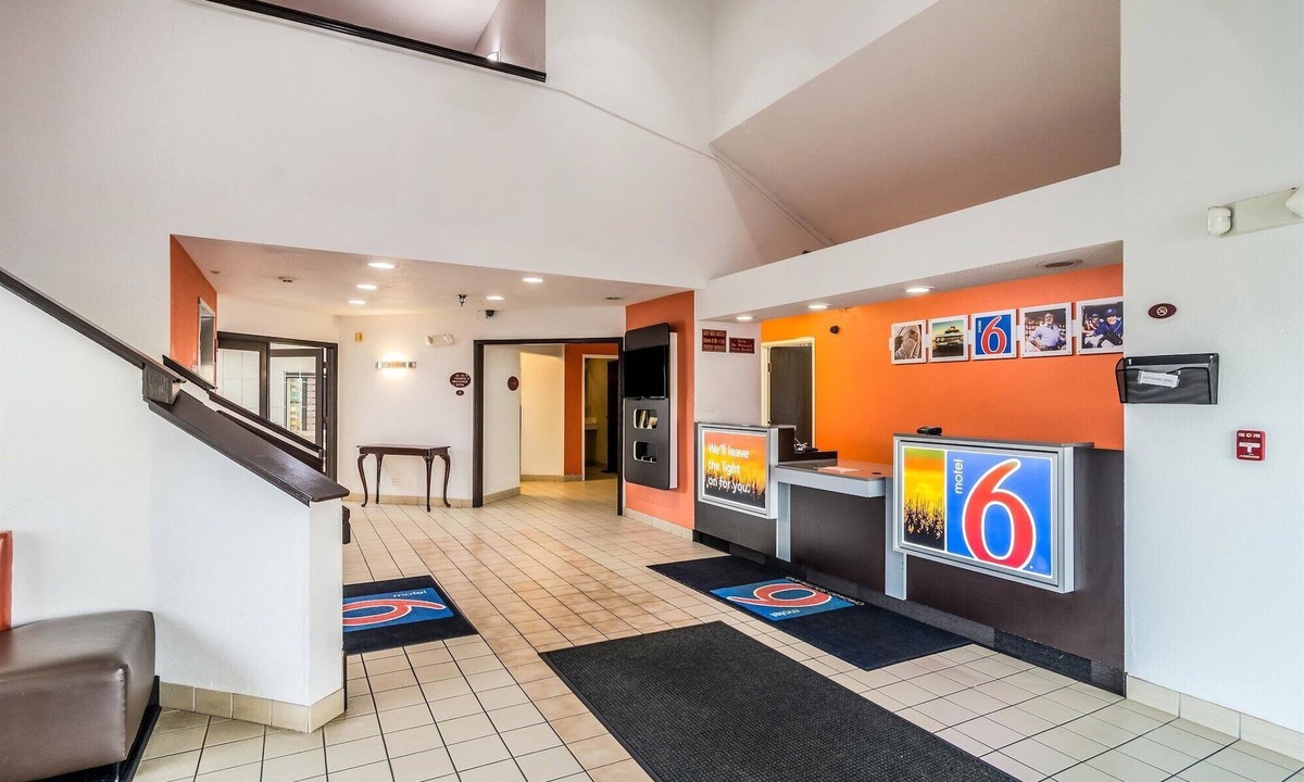 Harvey Hotel | Motel 6 Harvey, IL
