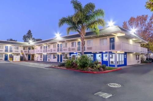 Hayward Hotel | Motel 6 Hayward, CA- Silicon Valley Gateway