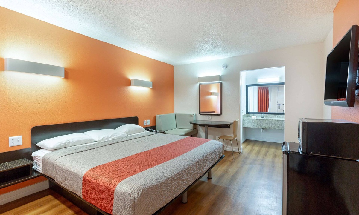 North Shore Hotel | Motel 6 Houston, TX - East