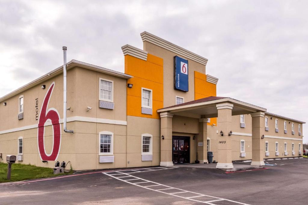 Pleasanton Hotel | Motel 6-Jourdanton, TX