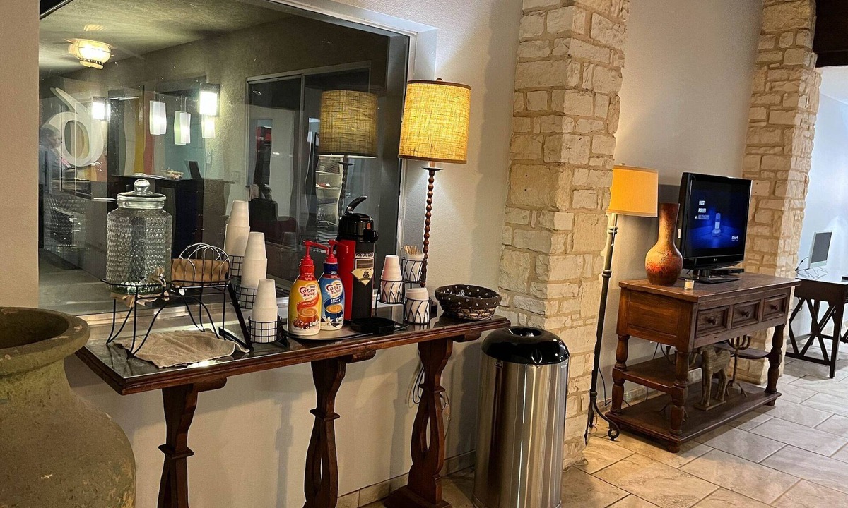 Junction Hotel | Motel 6 Junction, Texas - Llano River