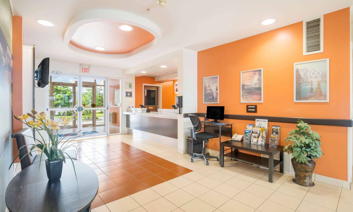 Kingston Hotel | Motel 6 Kingston, ON