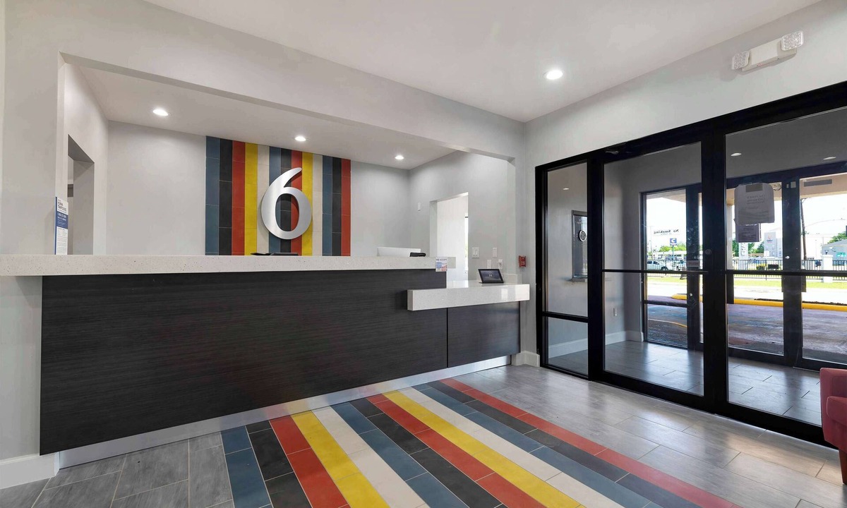 Lake Charles Hotel | Motel 6 Lake Charles, LA