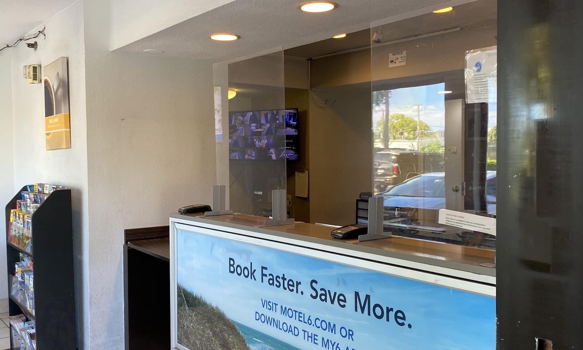 Lantana Hotel | Motel 6 Lantana, FL