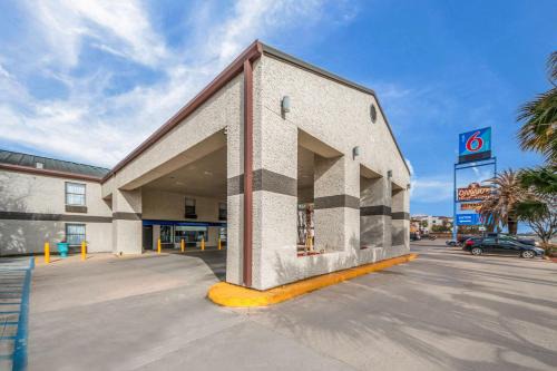 Bonanza Hotel | Motel 6-Laredo, TX - North I-35
