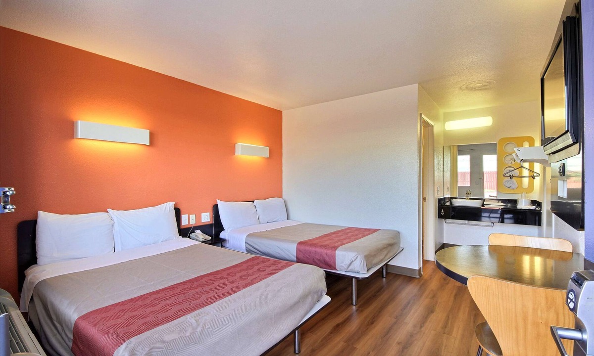 Bonanza Hotel | Motel 6 Laredo, TX - South