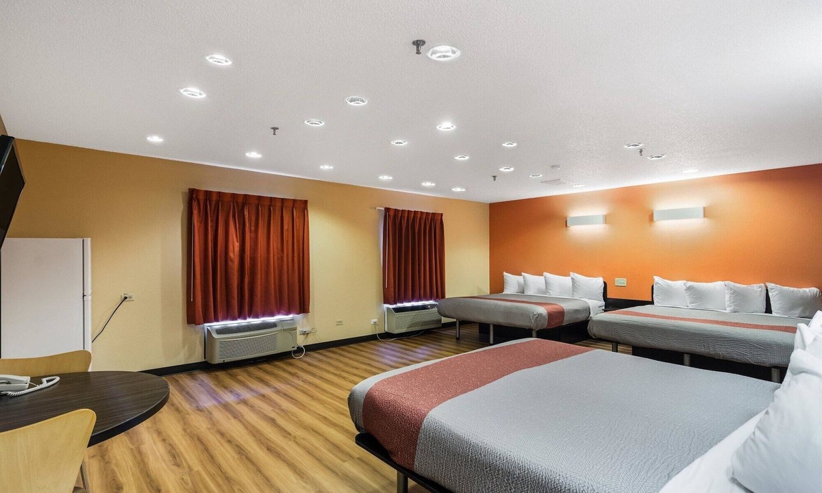 Libertyville Hotel | Motel 6 Libertyville, IL