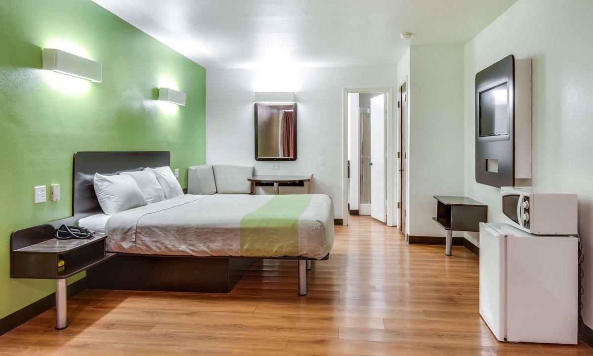 Longview Hotel | Motel 6 Longview, TX - North